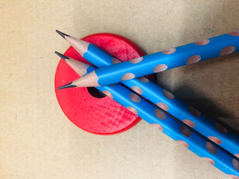 Groove Pencil Triangle Penholder, Environmentally Friendly Non-Lead-Poisonous, Constant Lead, Easy to Roll and Cut