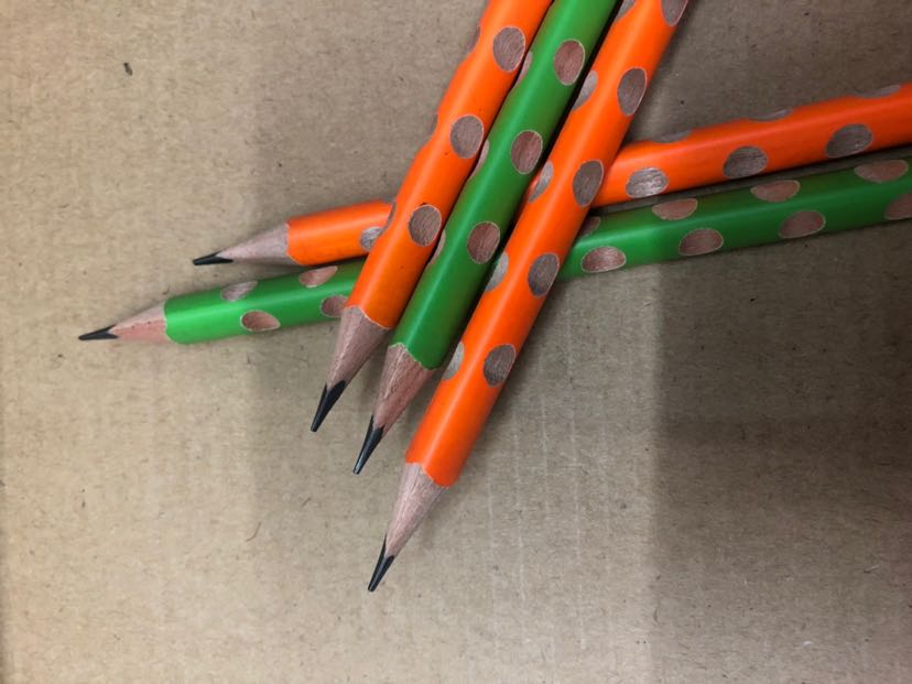 Groove Pencil Triangle Penholder, Environmentally Friendly Non-Lead-Poisonous, Constant Lead, Easy to Roll and Cut