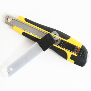 Utility knife with automatic blade cartridge star quality super sharp blade that came with a box