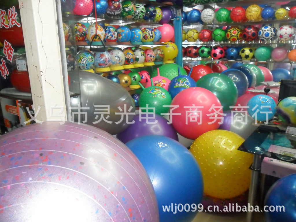 Manufacturers processing the production of 65CM massage fitness ball yoga ball with thorn fitness ball PVC yoga massage ball