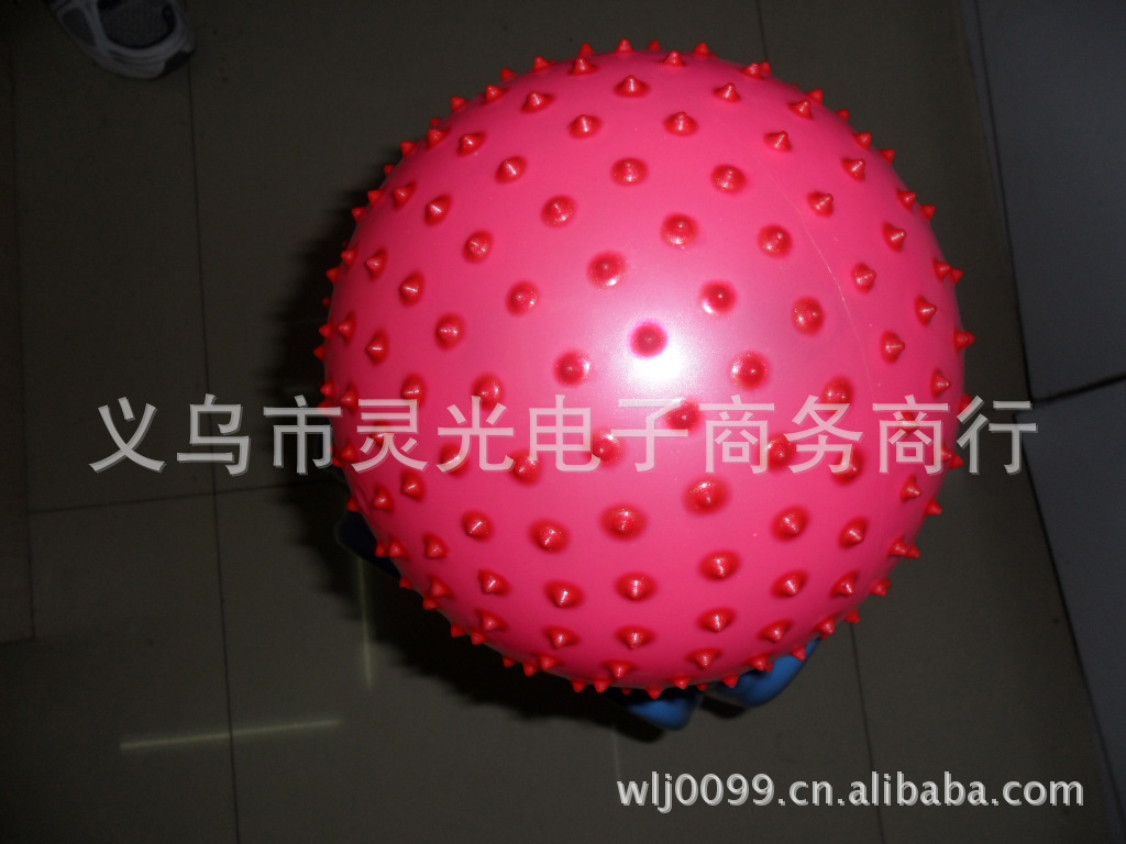 Manufacturers processing the production of 65CM massage fitness ball yoga ball with thorn fitness ball PVC yoga massage ball