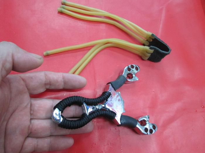 Factory price wholesale three card six affordable version of the priest zinc alloy slingshot Factory price wholesale three card six affordable version of the priest zinc alloy slingshot