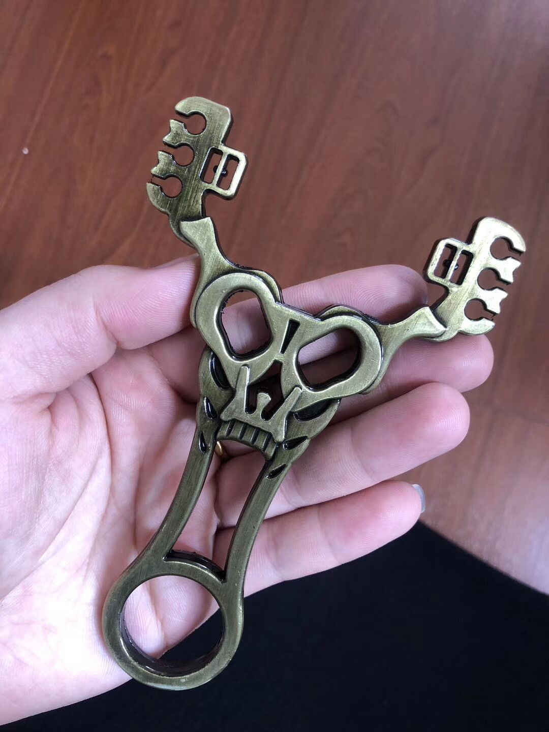 Factory price wholesale three card six affordable version of the priest zinc alloy slingshot Factory price wholesale three card six affordable version of the priest zinc alloy slingshot