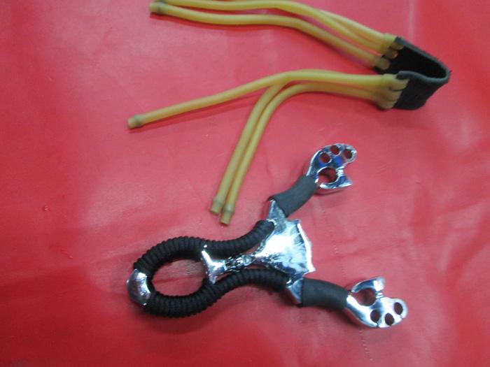 Factory price wholesale three card six affordable version of the priest zinc alloy slingshot Factory price wholesale three card six affordable version of the priest zinc alloy slingshot