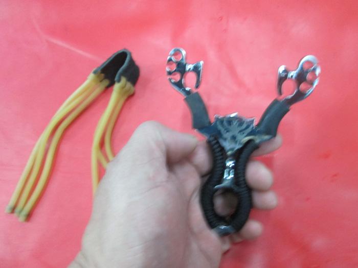 Factory price wholesale three card six affordable version of the priest zinc alloy slingshot Factory price wholesale three card six affordable version of the priest zinc alloy slingshot