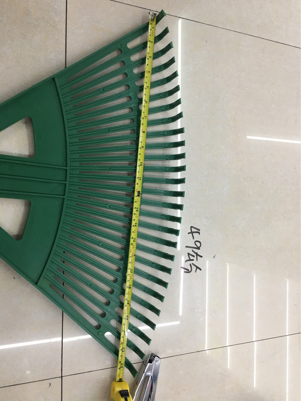Pitchfork 27 Teeth Sundries Leaf Rake Loose Soil Pitchfork Garden Gardening Tools Lawn Flat Rake Green Pitchfork Pitchfork 27 Teeth Sundries Leaf Rake Loose Soil Pitchfork Garden Gardening Tools Lawn Flat Rake Green Pitchfork