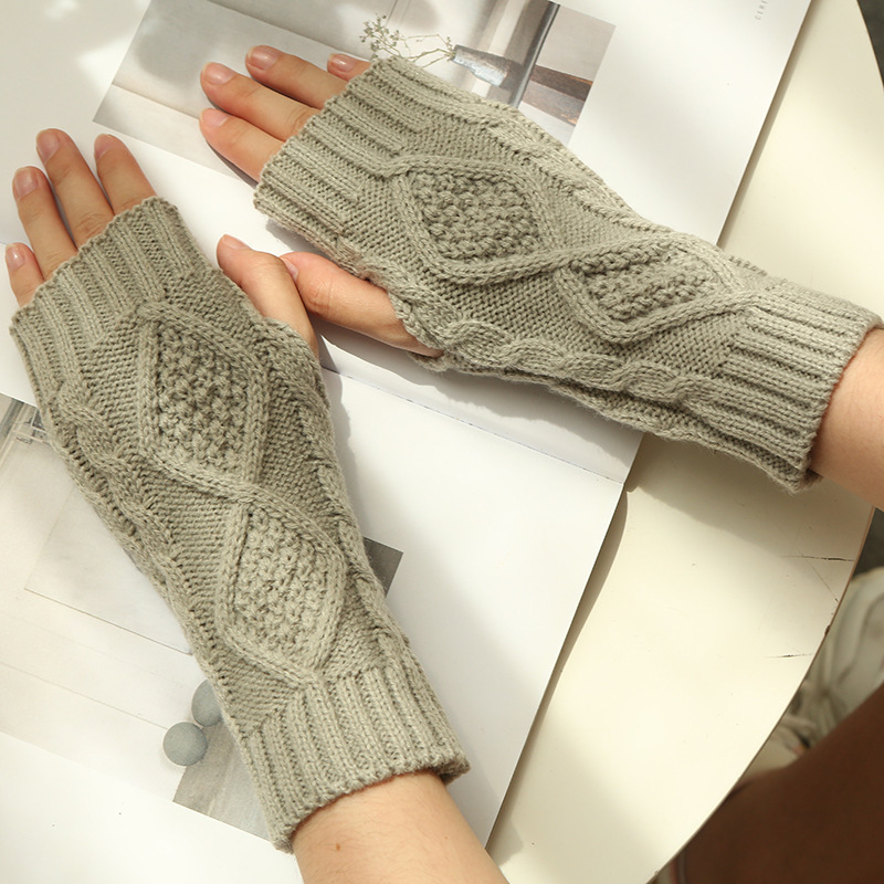 Korean Style Women's 20cm Two Diamond-Shaped Fingerless Gloves Arm Sleeve Winter Warm Long Cuff One Piece Dropshipping Korean Style Women's 20cm Two Diamond-Shaped Fingerless Gloves Arm Sleeve Winter Warm Long Cuff One Piece Dropshipping