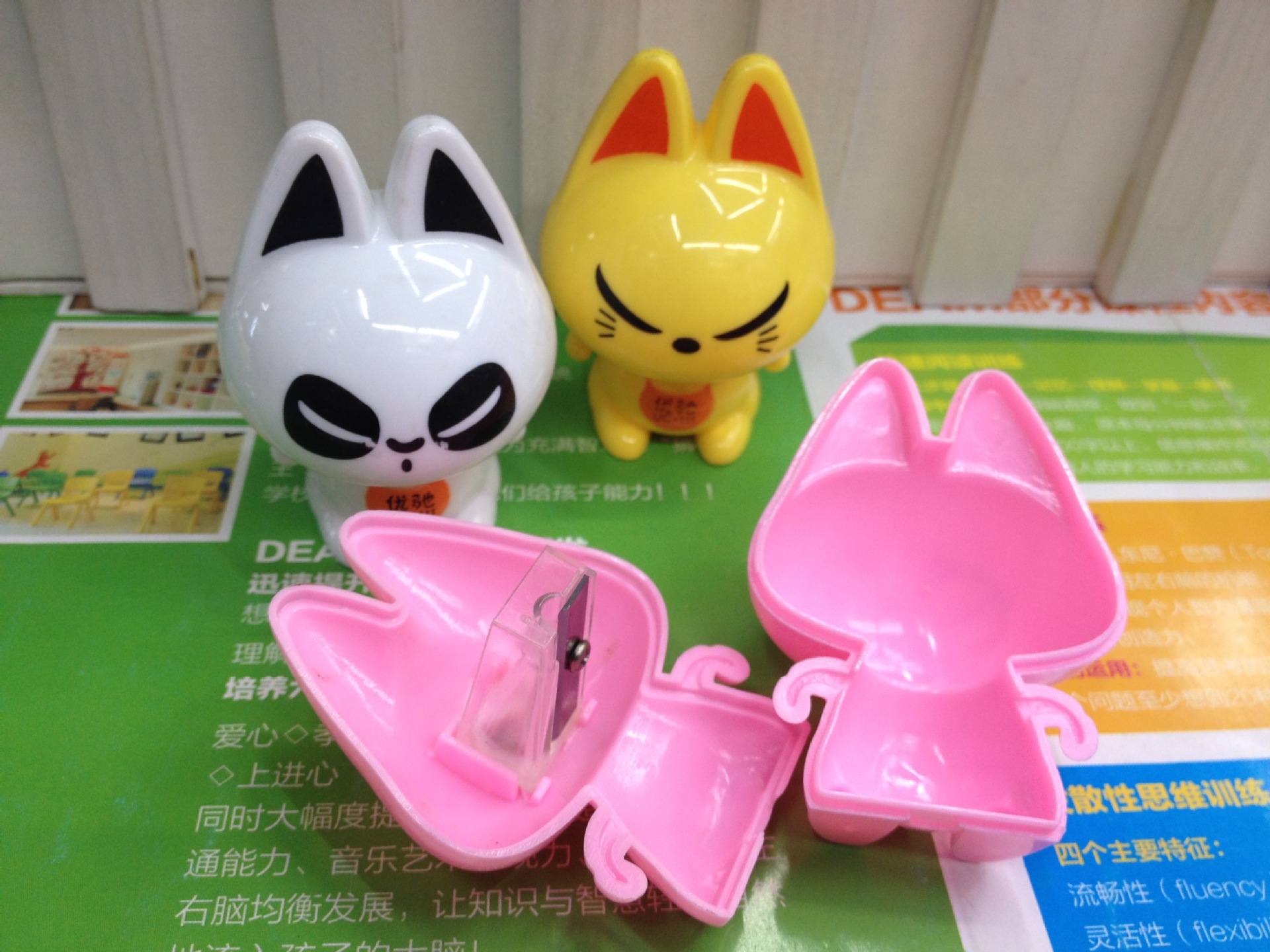 Cat pencil sharpener plastic hand pencil sharpener single hole student pencil sharpener wholesale