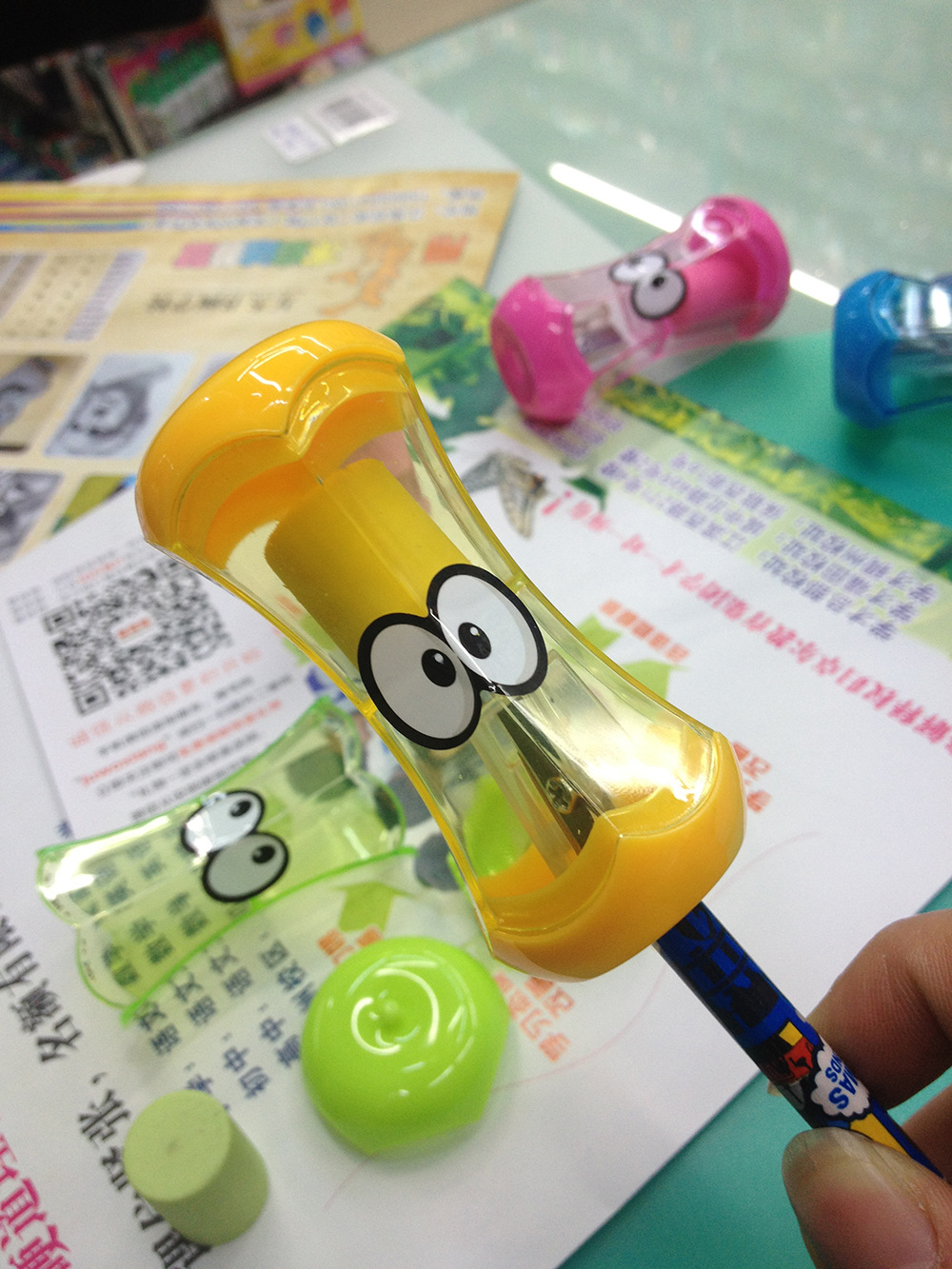 Apple heart pencil sharpener eraser combined with manual single-hole pencil sharpener Apple heart pencil sharpener eraser combined with manual single-hole pencil sharpener