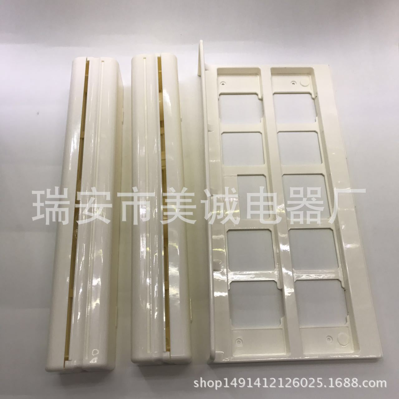 Three-Layer Plastic Wrap Rack Plastic Wrap Cutter Tissue Rack Storage Rack Triple Paper Dispenser