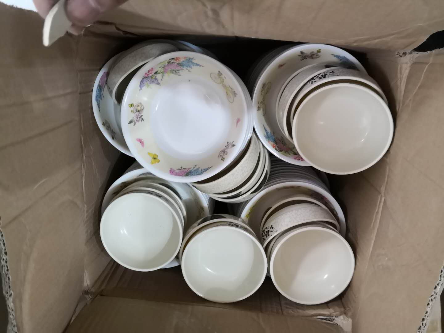 A large quantity of kidney stones tableware, bowl, bowl, bowl and tray is sold per ton