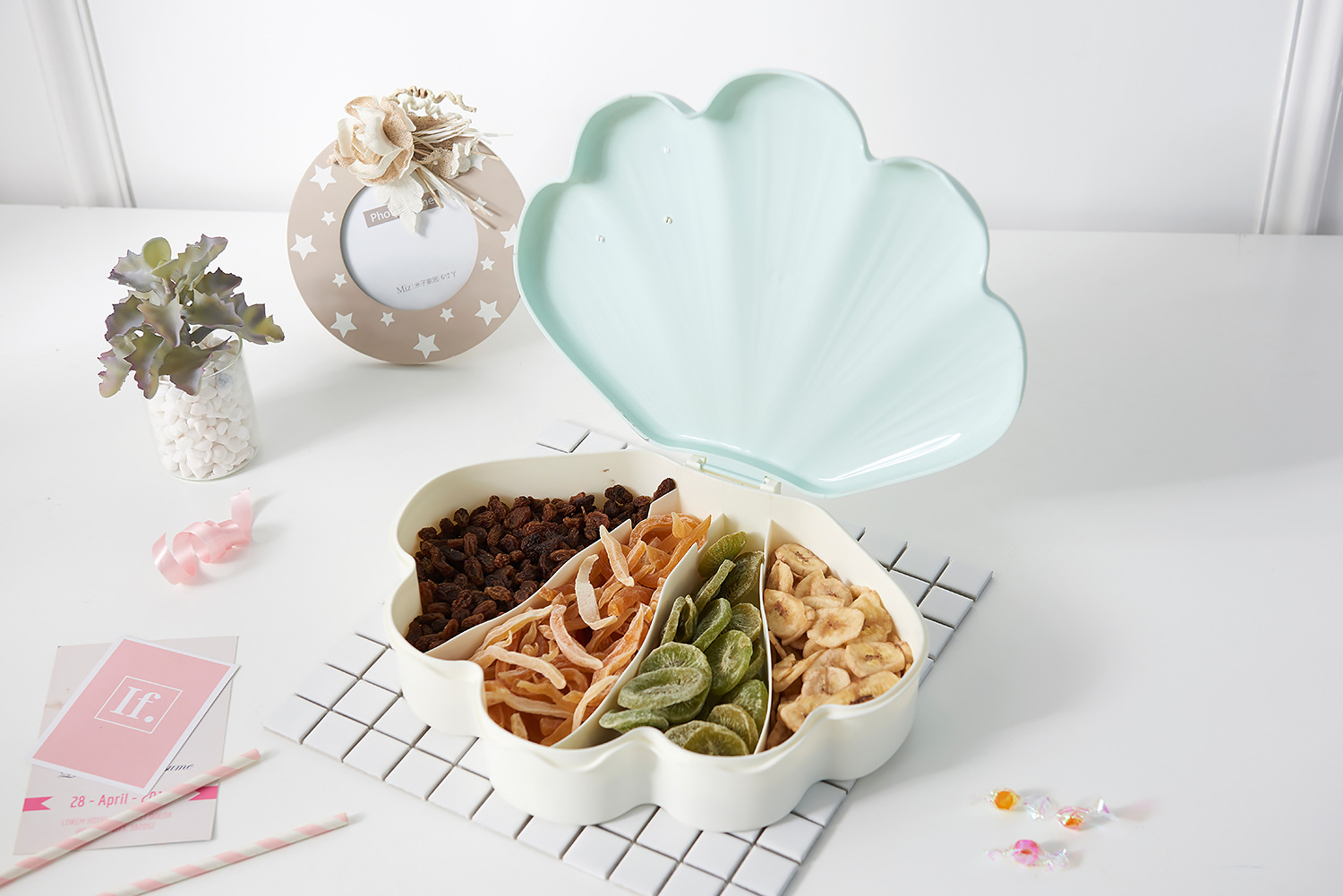New Creative Dried Fruit Box European-Style Sealed Candy Plate Plastic Multi-Grid Snack Storage Box with Lid New Creative Dried Fruit Box European-Style Sealed Candy Plate Plastic Multi-Grid Snack Storage Box with Lid