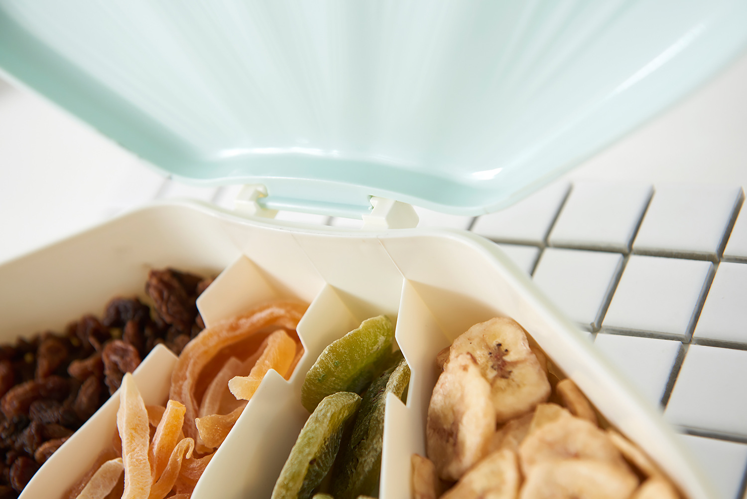 New Creative Dried Fruit Box European-Style Sealed Candy Plate Plastic Multi-Grid Snack Storage Box with Lid New Creative Dried Fruit Box European-Style Sealed Candy Plate Plastic Multi-Grid Snack Storage Box with Lid
