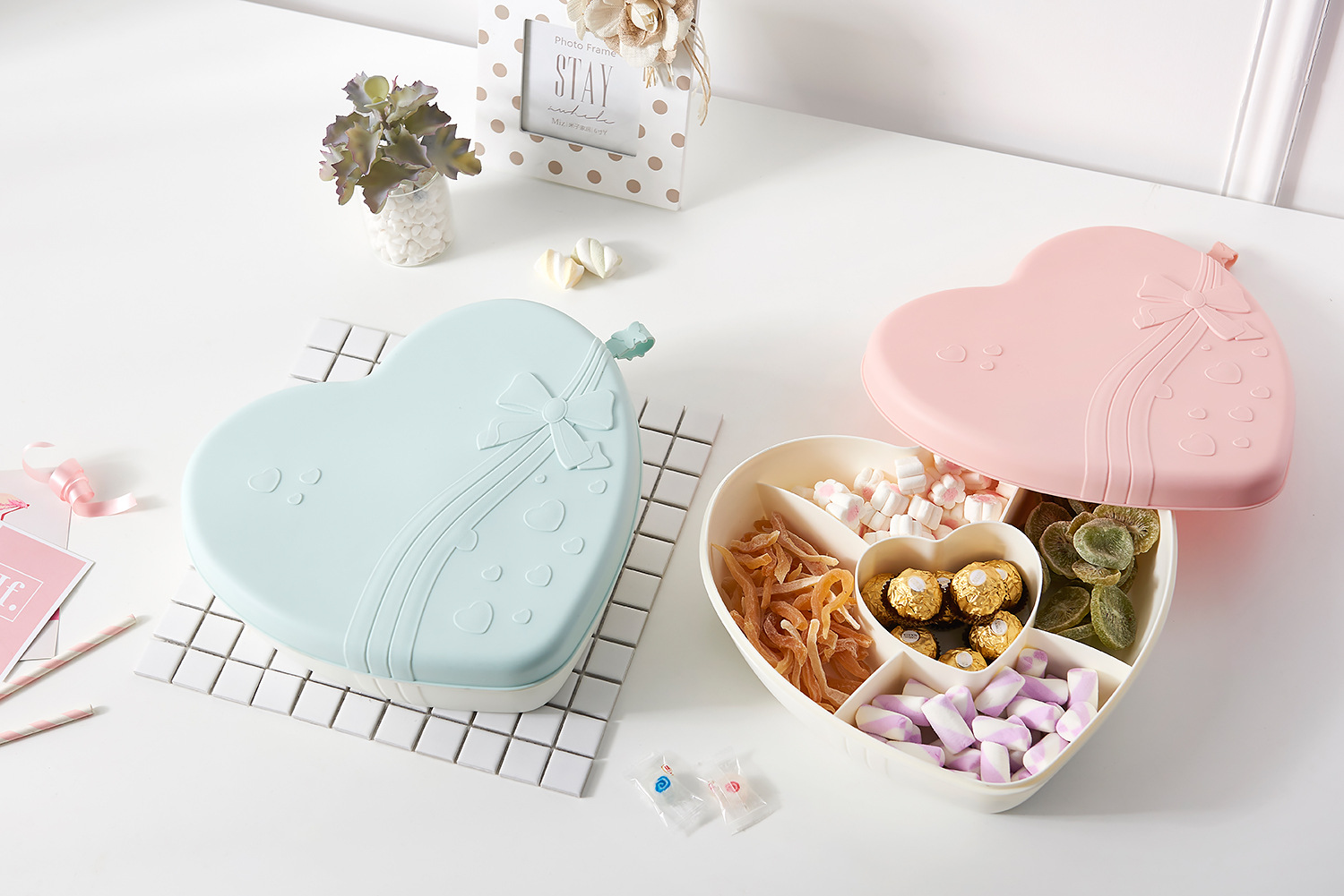 New Creative Dried Fruit Box European-Style Sealed Candy Plate Plastic Multi-Grid Snack Storage Box with Lid New Creative Dried Fruit Box European-Style Sealed Candy Plate Plastic Multi-Grid Snack Storage Box with Lid