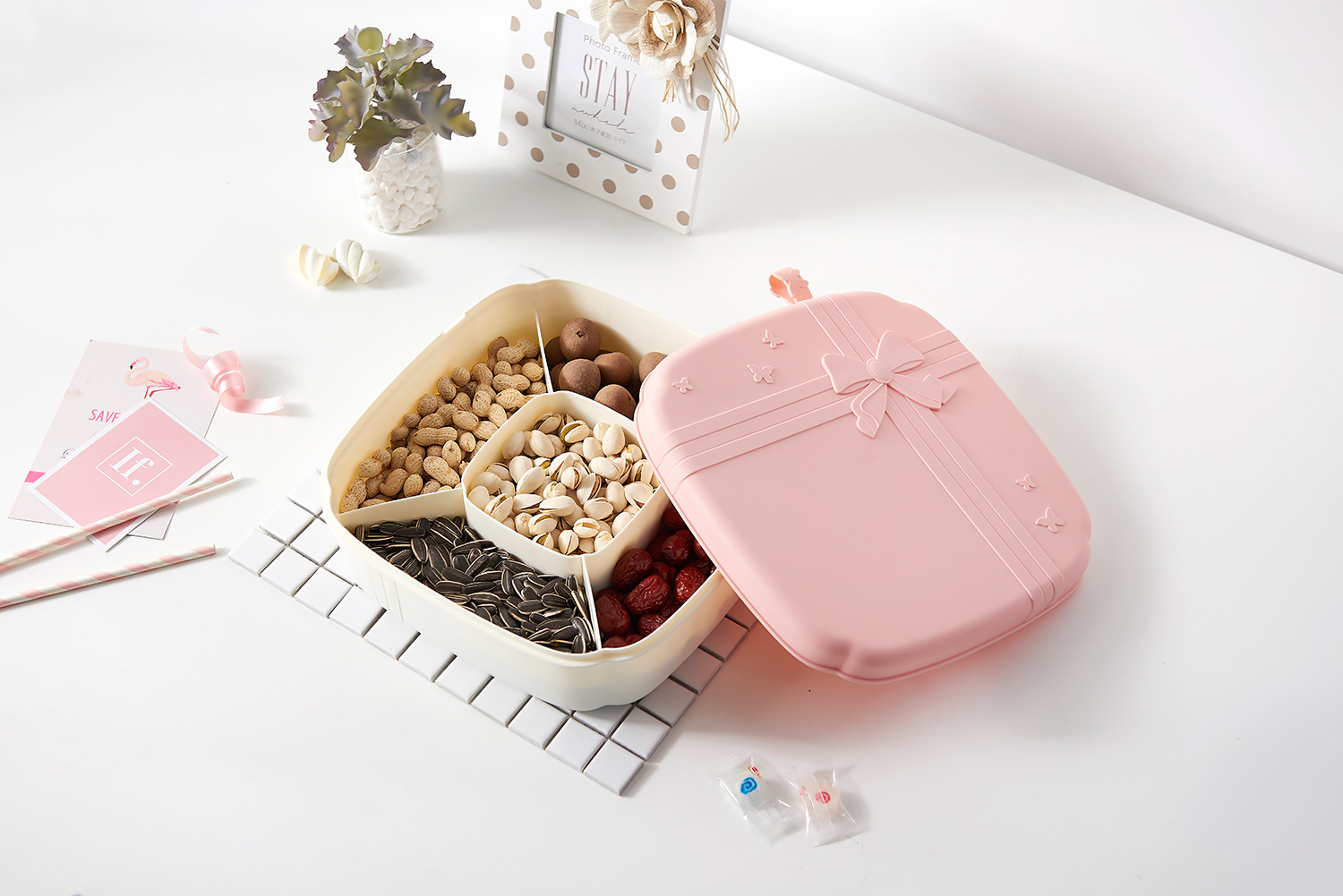 New Creative Dried Fruit Box European-Style Sealed Candy Plate Plastic Multi-Grid Snack Storage Box with Lid New Creative Dried Fruit Box European-Style Sealed Candy Plate Plastic Multi-Grid Snack Storage Box with Lid