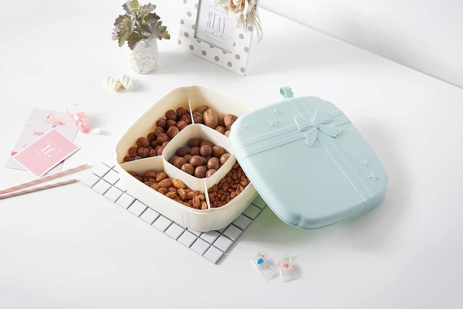 New Creative Dried Fruit Box European-Style Sealed Candy Plate Plastic Multi-Grid Snack Storage Box with Lid New Creative Dried Fruit Box European-Style Sealed Candy Plate Plastic Multi-Grid Snack Storage Box with Lid