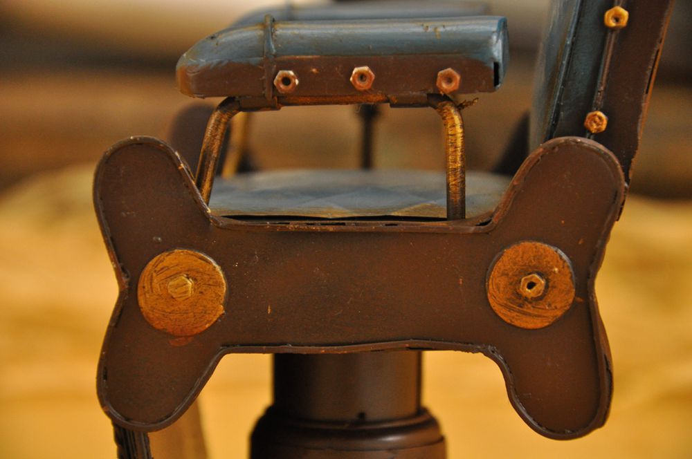 Vintage iron art for the cash register counter props creative tin American barbershop chairs small model crafts.