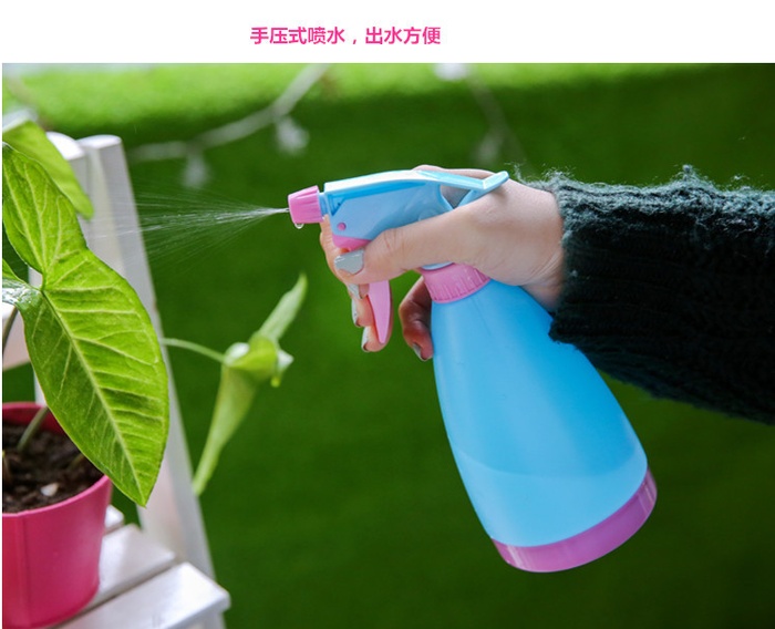Candy colored watering can watering can hand pressure type plastic sprayer small watering pot watering can