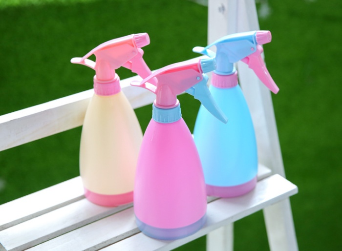 Candy colored watering can watering can hand pressure type plastic sprayer small watering pot watering can