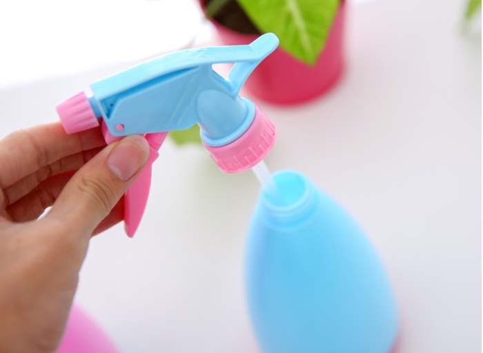 Candy colored watering can watering can hand pressure type plastic sprayer small watering pot watering can