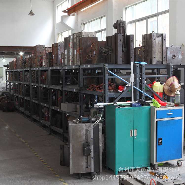 Manufacturer's direct selling is to split clean brush round ball brush plastic toilet brush scrub toilet belt base.