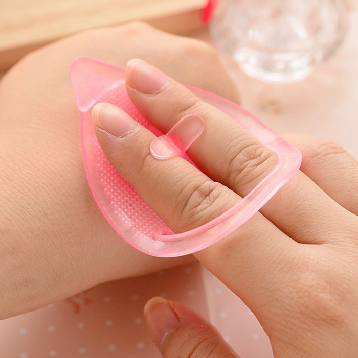 South Korea beauty massage brush silicone pore clean blackhead cutin nasal wash brush strawberry nose artifact South Korea beauty massage brush silicone pore clean blackhead cutin nasal wash brush strawberry nose artifact