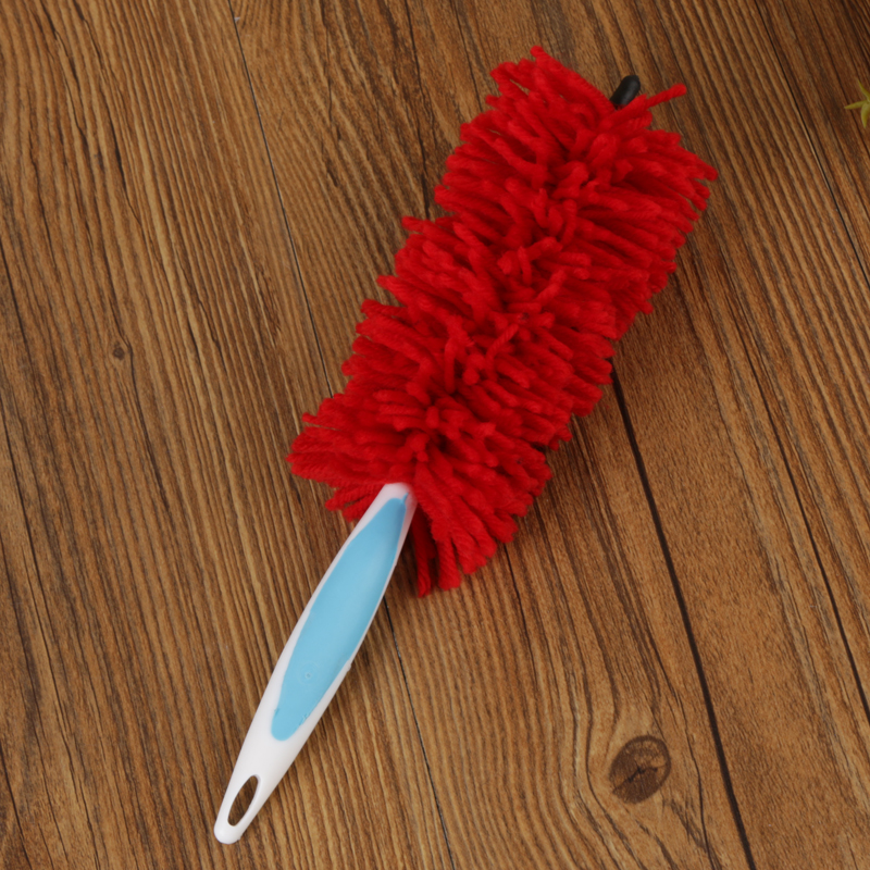 Brush. The teapot brushes the pipe brush with a bottle brush to clean the brush brush.