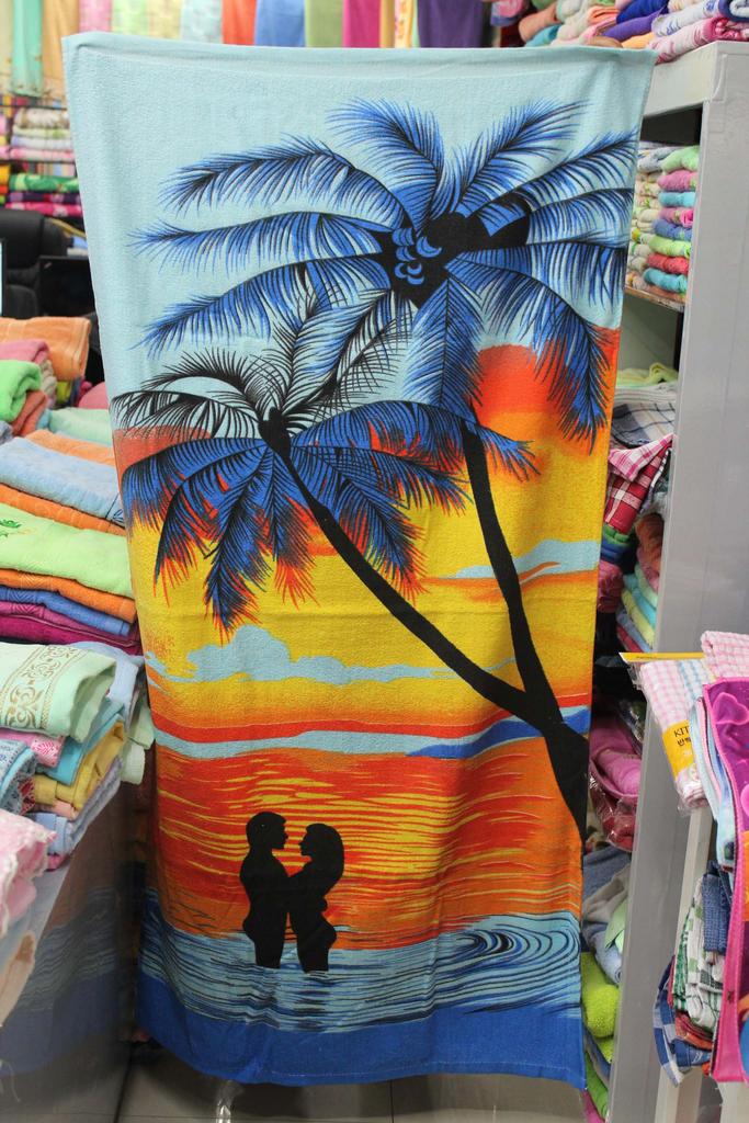 The 70*140cm polyester cotton printed beach towel has the lowest spot price