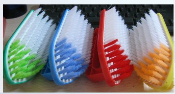 1042 two-tone plastic brush utility knife in Show box