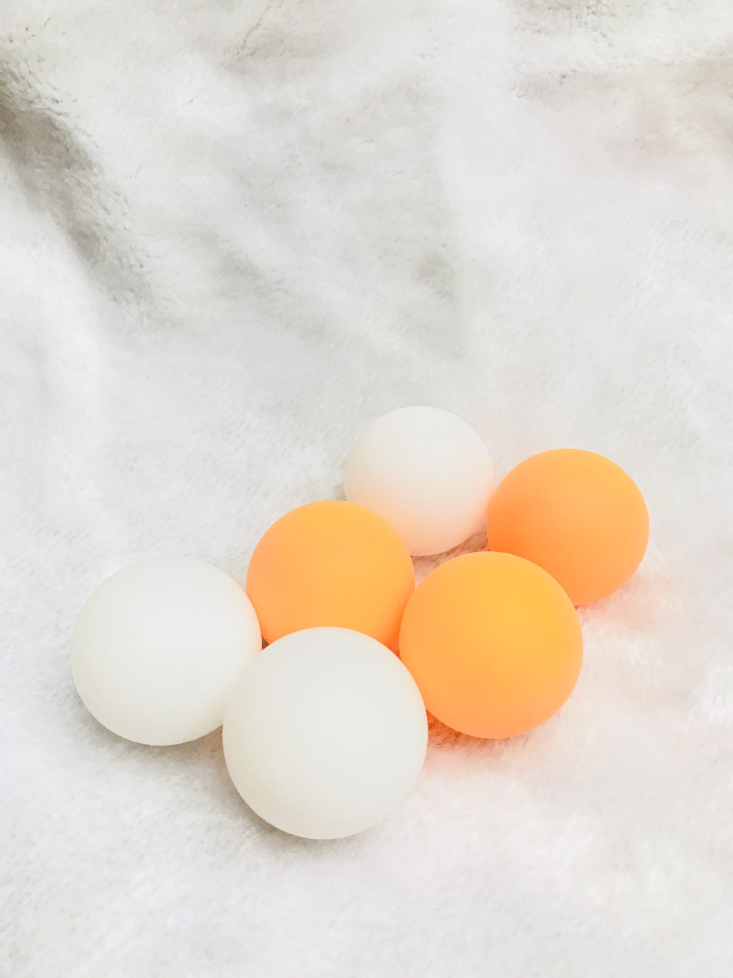 Retail manufacturers direct sales of OULITE plastic table tennis ball yellow and white seamless LOGO. Retail manufacturers direct sales of OULITE plastic table tennis ball yellow and white seamless LOGO.