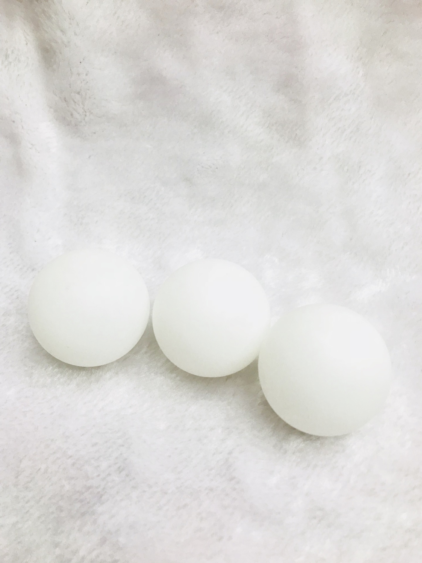 Retail manufacturers direct sales of OULITE plastic table tennis ball yellow and white seamless LOGO. Retail manufacturers direct sales of OULITE plastic table tennis ball yellow and white seamless LOGO.