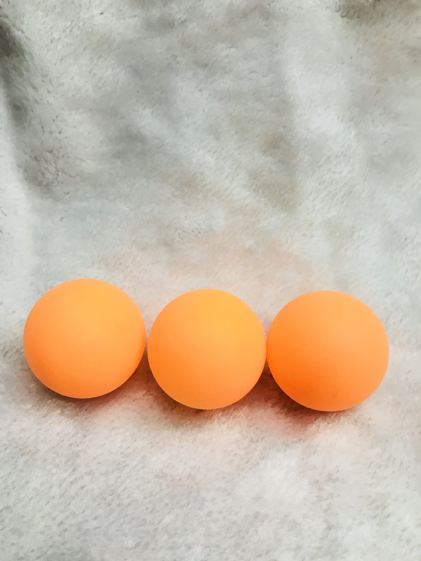 Retail manufacturers direct sales of OULITE plastic table tennis ball yellow and white seamless LOGO. Retail manufacturers direct sales of OULITE plastic table tennis ball yellow and white seamless LOGO.