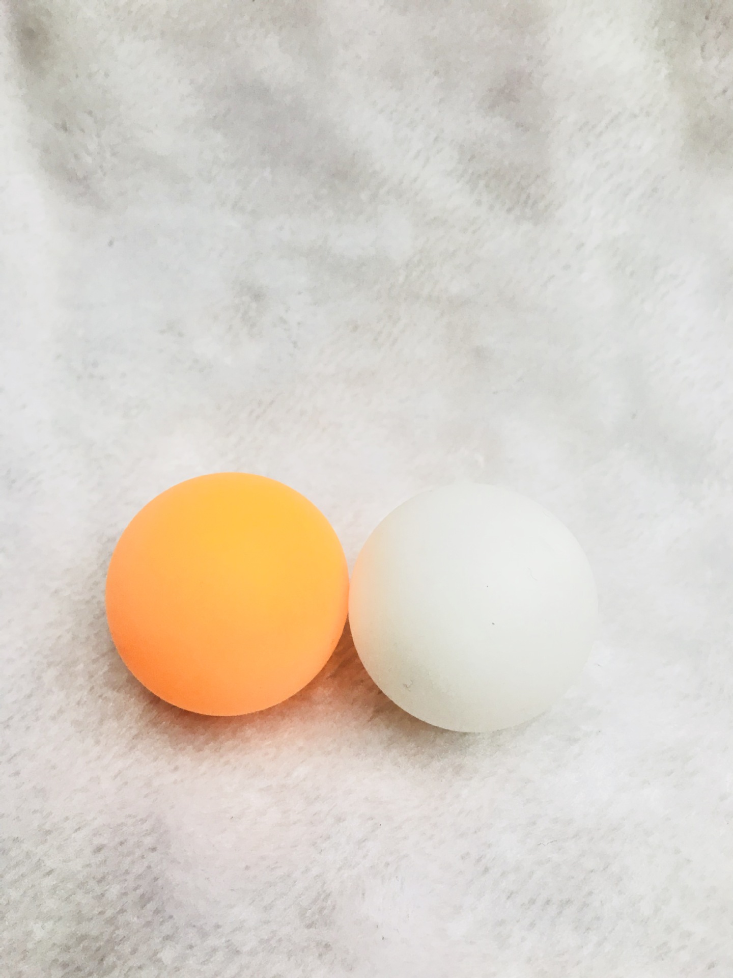 Retail sales manufacturers direct sales of OULITE plastic table tennis ball, yellow and white have sewn LOGO.