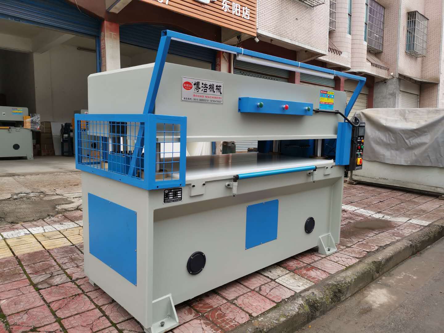 Large table top high-precision cutting machine feeding machine (outdoor goods, household goods, yoga mat, automobile interior decoration)
