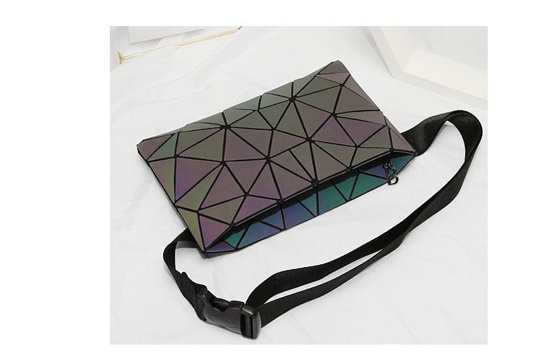 Holographic make-up bag, large capacity luminous waist bag, fashion rainbow reflective bag, direct sale by manufacturers Holographic make-up bag, large capacity luminous waist bag, fashion rainbow reflective bag, direct sale by manufacturers