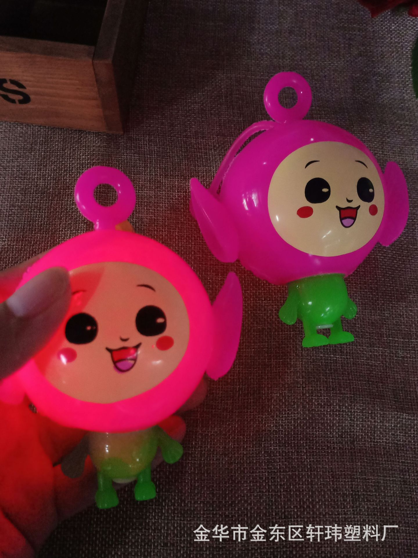 Manufacturers direct light big head baby whistle ball Flash massage ball vent knead knead called street supply