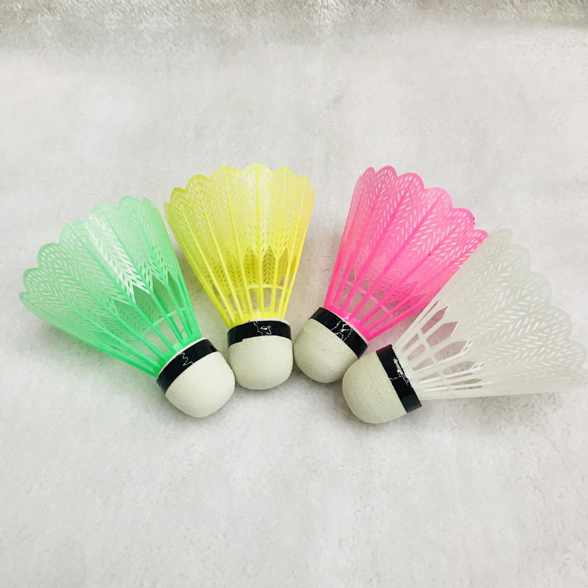 The factory sells the color plastic badminton bubble ball the first 4 barrels of children to fight small wholesale.