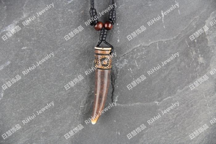 Special discount resin fangs necklace classic charm India and Pakistan pendant hunting female royal pattern ivory X0098 Special discount resin fangs necklace classic charm India and Pakistan pendant hunting female royal pattern ivory X0098