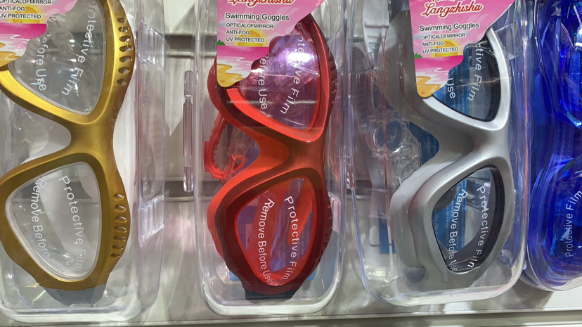 Our Factory Specializes in Producing Diving Mask Swimming Goggles and Swimming Caps.