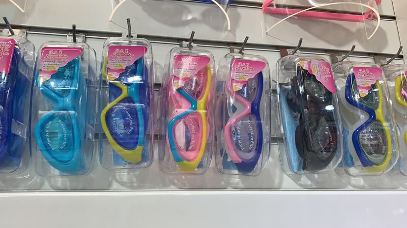 Our Factory Specializes in Producing Diving Mask Swimming Goggles and Swimming Caps.
