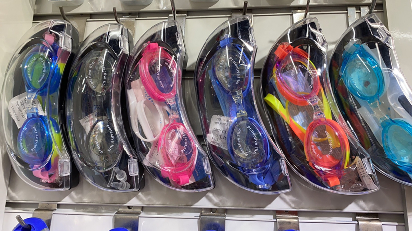 Our Factory Specializes in Producing Diving Mask Swimming Goggles and Swimming Caps.