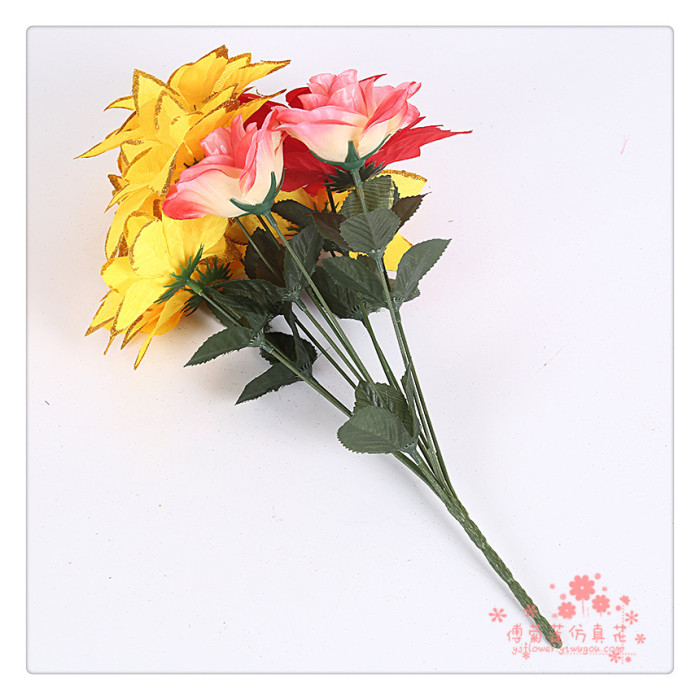 Gold gilt edges high-grade decorated Christmas tree Christmas flower bouquet flower arrangement Gold gilt edges high-grade decorated Christmas tree Christmas flower bouquet flower arrangement
