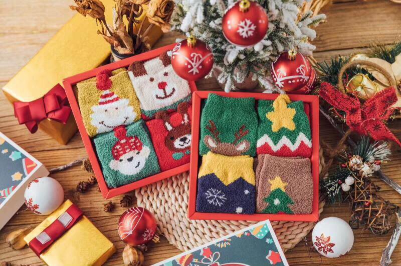 Winter New Velvet Christmas Socks Coral Fleece Casual Straight Cartoon 4 Pairs of Christmas Socks Terry Sock Gift Box Wholesale