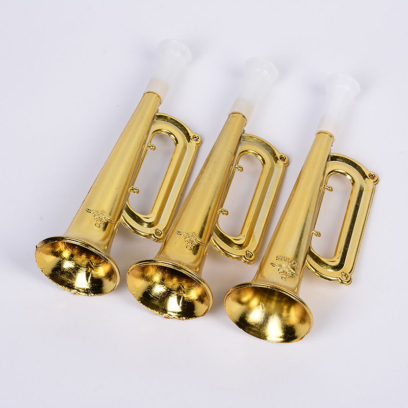 Children&#039;s toy plastic horn plated with gold-plated trumpet Children&#039;s Musical Instruments night market stalls selling Children&#039;s toys.
