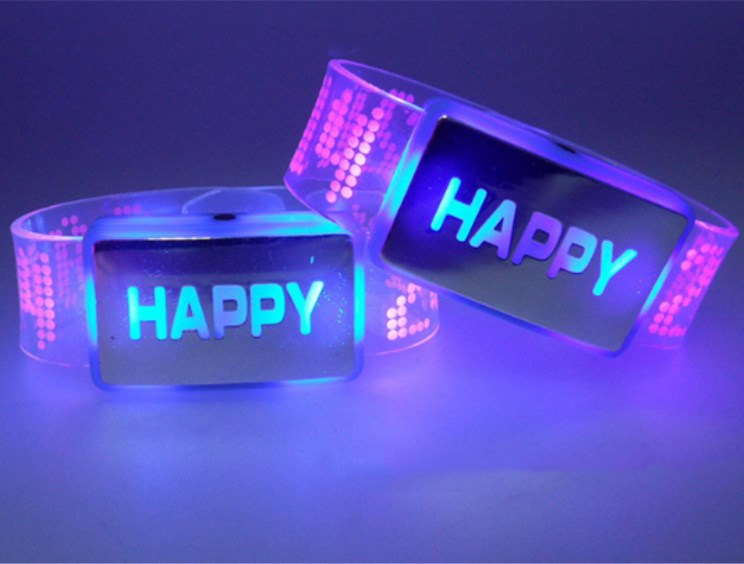 The new LED flashlight bracelet with luminous bracelet and luminous bracelet can customize the customer's logo. The new LED flashlight bracelet with luminous bracelet and luminous bracelet can customize the customer's logo.
