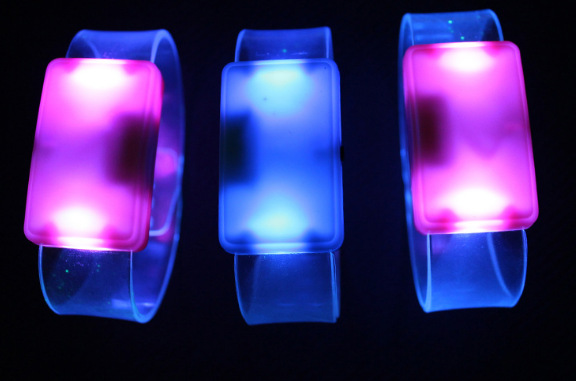 The new LED flashlight bracelet with luminous bracelet and luminous bracelet can customize the customer's logo. The new LED flashlight bracelet with luminous bracelet and luminous bracelet can customize the customer's logo.