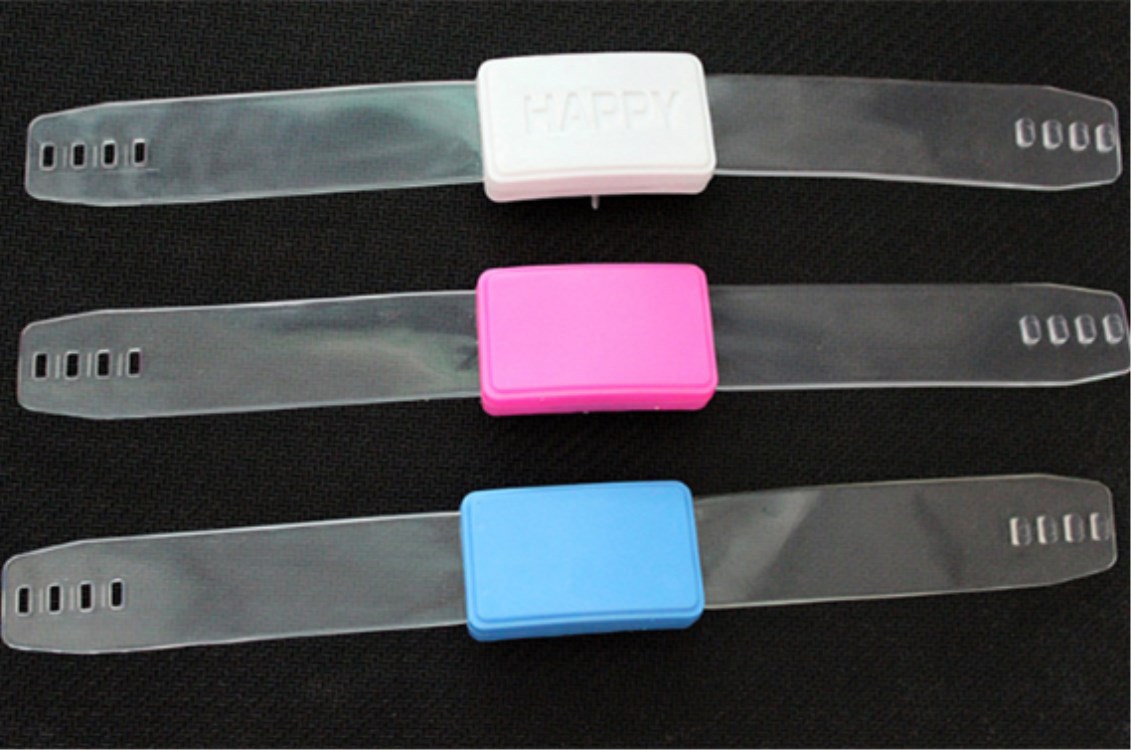 The new LED flashlight bracelet with luminous bracelet and luminous bracelet can customize the customer's logo. The new LED flashlight bracelet with luminous bracelet and luminous bracelet can customize the customer's logo.