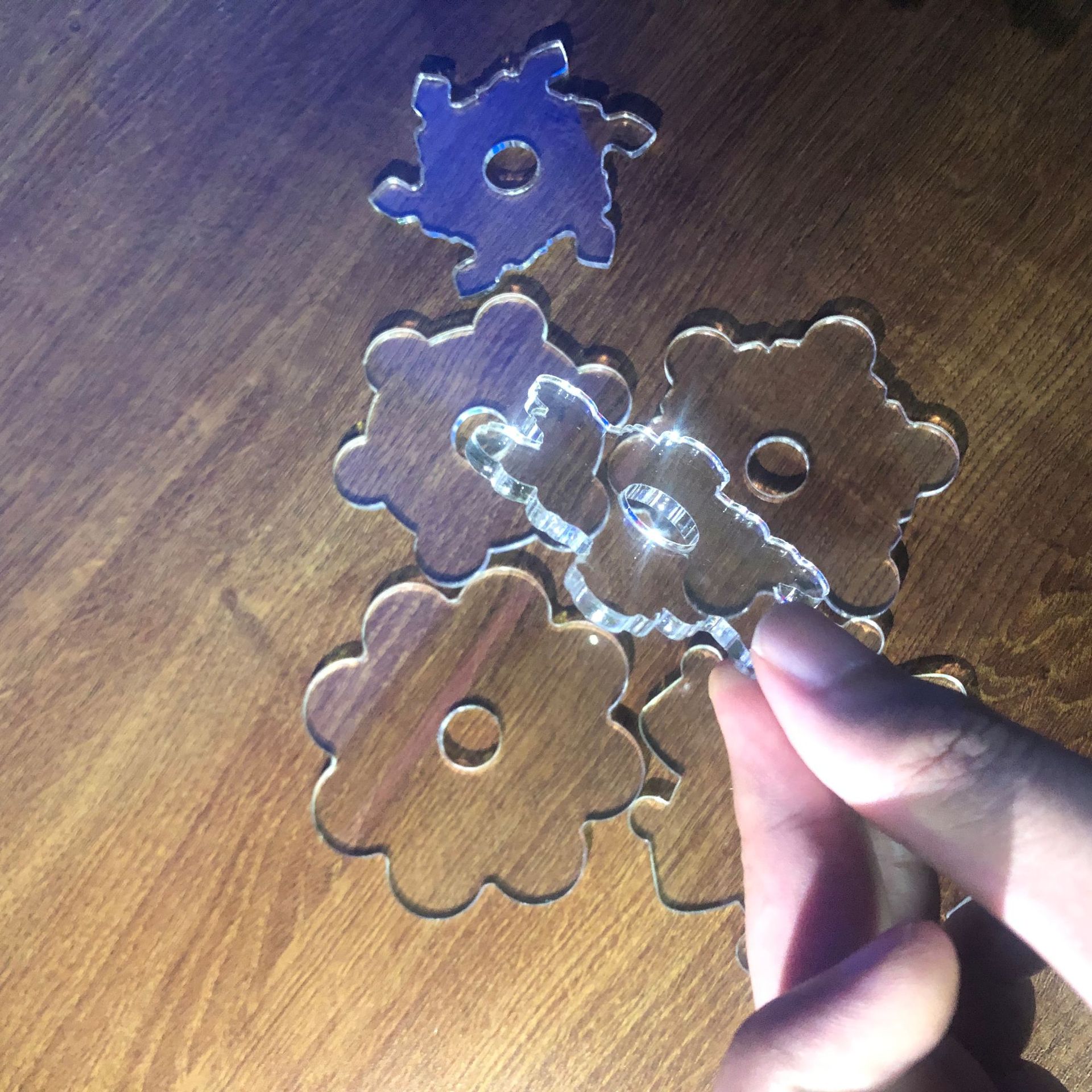 Manufacturers Supply TikTok&#039;s Same Fingertip Anime Gyro Acrylic Fingertip Gyro Hand Spinner Laser Cutting