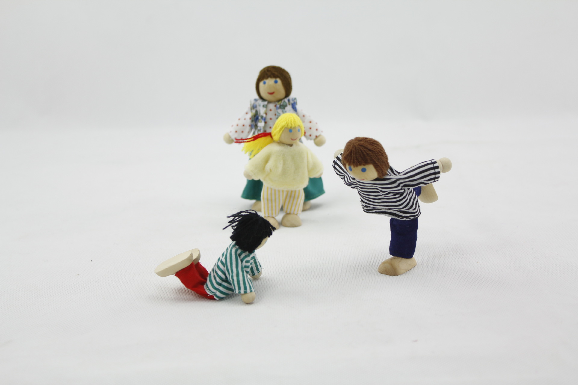 Family 6 expressions using seven wooden doll house doll educational baby toys parent - child Eva joints. 12 Family 6 expressions using seven wooden doll house doll educational baby toys parent - child Eva joints. 12