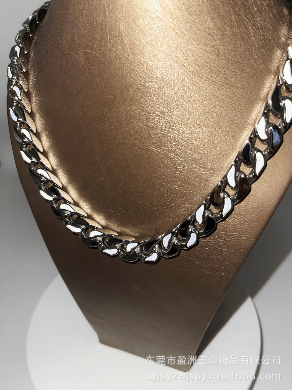 Stainless Steel Cuban Link Chain Hip Hop Flash White Light Luminous Reflective Necklace Bracelet Nightclub Bar Street Shot Cuban Link Chain Stainless Steel Cuban Link Chain Hip Hop Flash White Light Luminous Reflective Necklace Bracelet Nightclub Bar Street Shot Cuban Link Chain